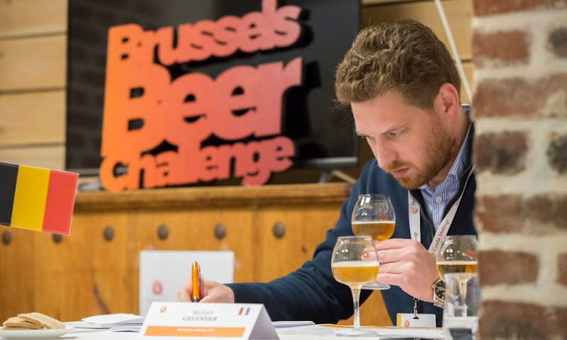 Brussels Beer Challenge 2020 proeven / Foto: Bart van der Perre Man proeft bier tijdens de Brussels Beer Challenge 2020
